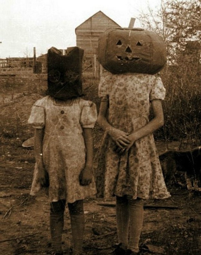 http://www.buzzfeed.com/briangalindo/19-horrifying-vintage-halloween-costumes?sub=2650445_1752418#.qepJdmA81 Boo! What would Gracie do?